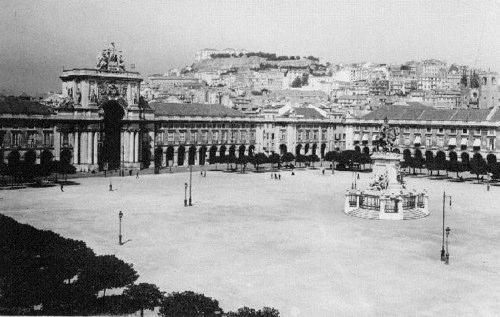 Panorâmica da praça do Comércio e encosta do Castelo de São Jorge, Paulo Guedes, 1886-1947 